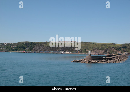 Blick vom Deck der Fähre Stena Europa Auto in Richtung Hafen von Fishguard & Leuchtturm, Pembrokeshire, Wales. Stockfoto