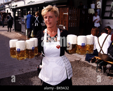 Kellnerin mit Gläser Bier, Tag Stockfoto