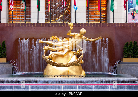 Die Prometheus-Statue (1934) von Paul Manship am Rockefeller Plaza in New York City USA Stockfoto