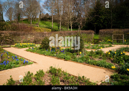 Die Exedra Gärten im Frühjahr in den Painwick-Rokoko-Garten in Cotswolds Stockfoto