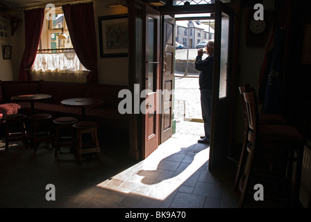 Mann, trinken einen Pint Guinness in der Tür von Donegal Irish bar Stockfoto