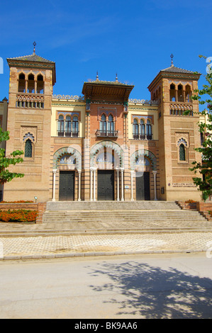 Museum der Volkskunst & Zoll im Mudéjar-Stil-Pavillon im Maria Luisa Park. Sevilla. Andalusien, Spanien Stockfoto