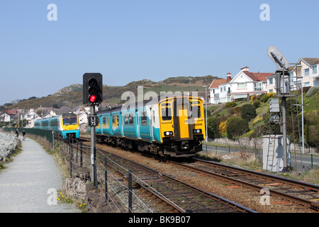 Klasse 150 und 175 Diesel Triebwagen zwischen Llandudno Junction und Deganwy in Nord-Wales. Stockfoto