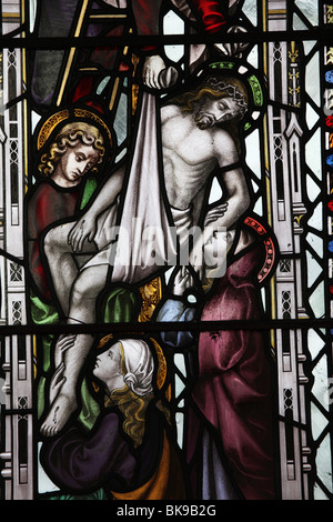 Ein Glasfenster, die Darstellung von Jesus wird vom Kreuz, Str. Marys Kirche, heruntergenommen Moulton St Mary, Norfolk Stockfoto