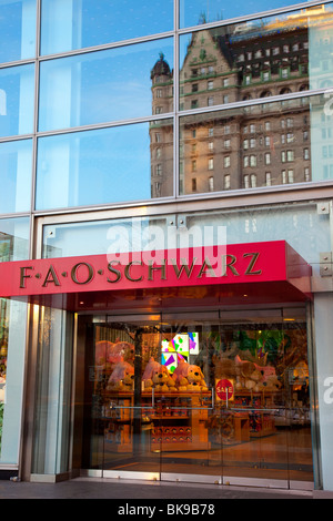 Spielzeugladen FAO Schwarz in Manhattan mit Reflexion des Plaza Hotel, New York City USA Stockfoto