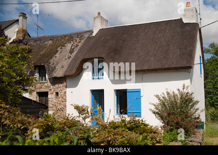 Einer traditionellen blauen und weißen Reetdachhaus in der National-Regionalpark Briere, ein Feuchtgebiet in Nord-West Frankreich Stockfoto
