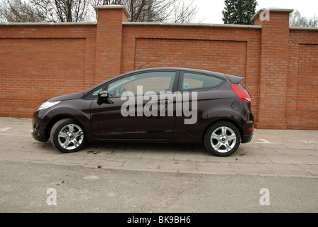 Ford Fiesta 1.6 Sport - 2009 - braun Metallic - drei Türen (3D) - deutsche Stadt Kleinwagen (B-Segment) - auf Parkplatz Stockfoto