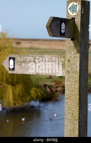 Wegweiser aus Holz bei Blakeney, North Norfolk Regie Wanderer zu den Küsten-Wanderweg Stockfoto