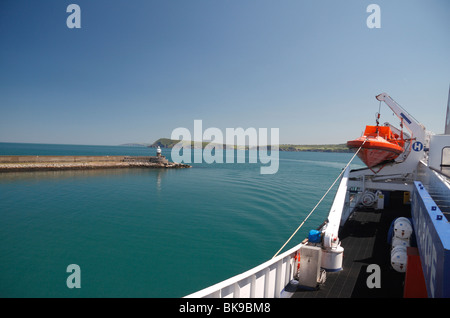 Blick vom Deck der Fähre Stena Europa Auto in Richtung Fishguard Hafen Leuchtturm, Pembrokeshire, Wales. Stockfoto