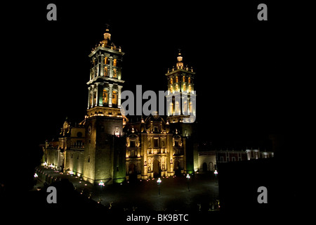 Lichter in der Nacht in der Kathedrale von Puebla de Zaragoza, Mexiko. Stockfoto