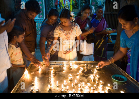 Anhänger Licht Öllampen im Murugan Tempel, Swamimalai, Indien Stockfoto