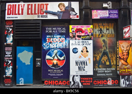 Werbung für London West end Shows auf Ticket Buchungsbüro, Monmouth Street, Covent Garden Stockfoto