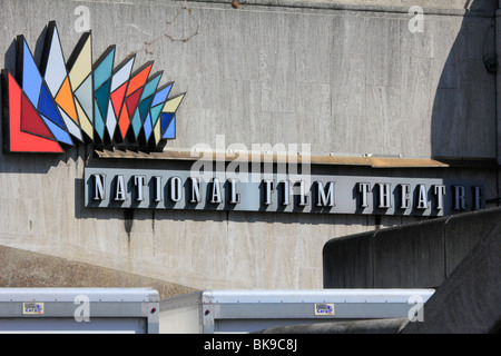 National Film Theatre Zeichen Southbank Centre Fluss Themse London England uk gb Stockfoto