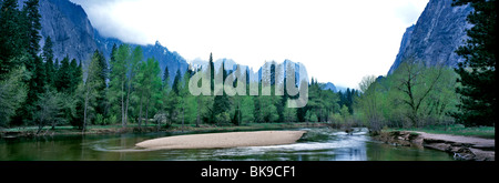 Einen herrlichen Blick auf den Merced River bei den Yosemite Nationalpark Kalifornien USA Stockfoto