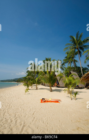 Frau am Strand, Strand Hütten am Lamai Beach, Koh Samui Insel, Thailand, Asien Stockfoto