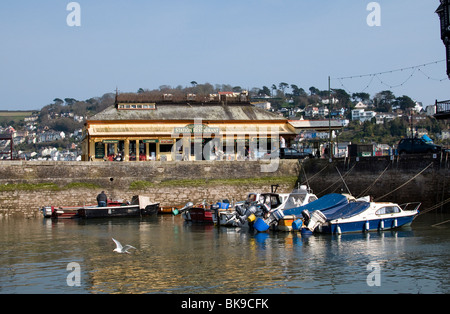 Bahnhofsgaststätte in Dartmouth, Pendler, Pendler, Emissionen, England, Umwelt, f Stockfoto