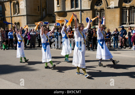 Morris Tänzer in Aktion beim Tanzen auf der Broad Street vor Balliol College in Oxford-Folk-Festival. Stockfoto