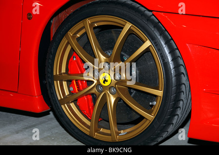 Leichtmetallrad eines Ferrari Autos und große Scheiben-Bremsen von Brembo Stockfoto