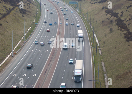 Verkehr auf der Autobahn M62 (in der Nähe von Outlane, Huddersfield) Stockfoto