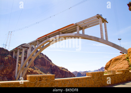 Neuen Colorado-River-Brücke Span über Canyon unterhalb Boulder Talsperre Wüste Arizona Lake Mead in Nevada Highway Bau bauen Stockfoto