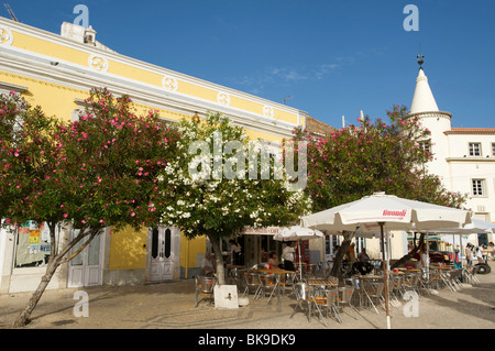 Straßencafé in Faro, Algarve, Portugal, Europa Stockfoto