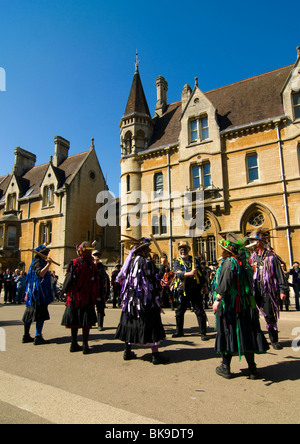 Morris Tänzer in Aktion beim Tanzen auf der Broad Street vor Balliol College in Oxford-Folk-Festival. Stockfoto