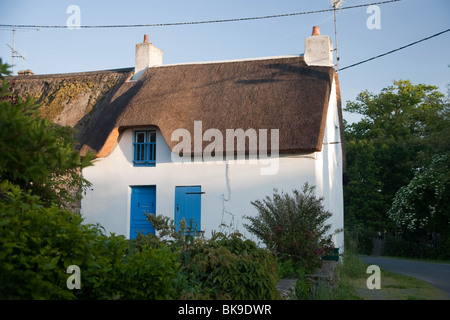 Einer traditionellen blauen und weißen Reetdachhaus in der National-Regionalpark Briere, ein Feuchtgebiet in Nord-West Frankreich Stockfoto
