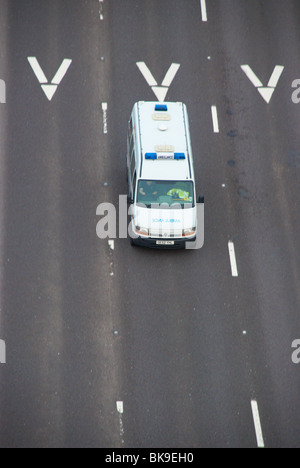 Krankenwagen auf der M62. Stockfoto