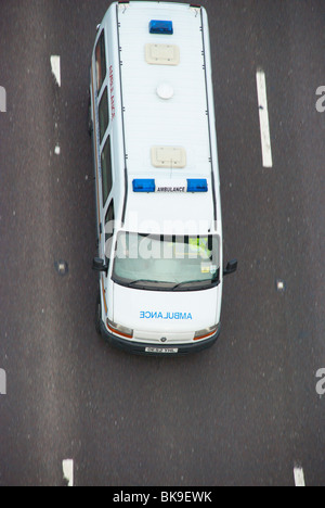 Krankenwagen auf der M62. Stockfoto