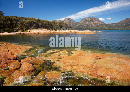 Felsen, Coles Bay, und die Gefahren, Freycinet National Park, Freycinet Peninsula, östlichen Tasmanien, Australien Stockfoto