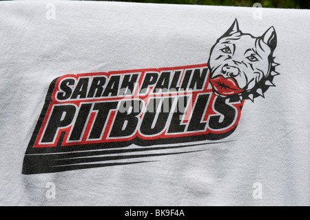 T-Shirt mit Sarah Palin Pitbulls geschrieben auf Vorderseite Stockfoto