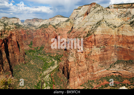 Malerische Aussicht auf den Zion-Nationalpark von Angels Landing Site, Utah, USA Stockfoto