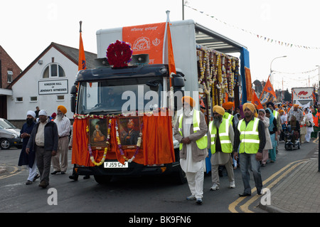 Vaisakhi Sikh-Prozession in Leicester, die Feier der Geburt des Khalsa, der Beginn der Erntezeit. Stockfoto