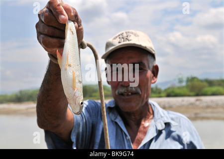 Fischer am Fluss Rio Magdalena, La Dorada, Caldas, Kolumbien, Südamerika Stockfoto