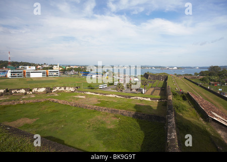 Blick auf Hafen von Galle und Cricket-Stadion von Mauern der Festung Galle, Galle, Sri Lanka Stockfoto