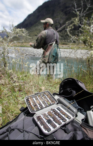 eine Schachtel fliegen trocknen in der Sonne am Ufer des Flusses während Fliegenfischen am oberen Wairau River, Marlborough, Neuseeland Stockfoto