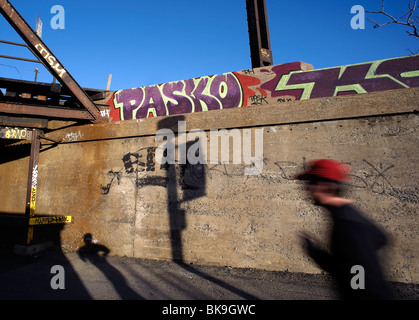 Verschwommene Silhouette ein Jogger auf dem Radweg der Lachine Canal, Montreal, Quebec, Stockfoto
