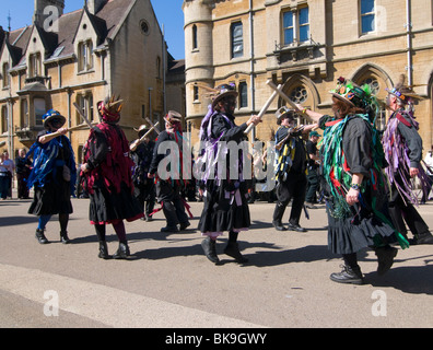 Morris Tänzer in Aktion beim Tanzen auf der Broad Street vor Balliol College in Oxford-Folk-Festival. Stockfoto