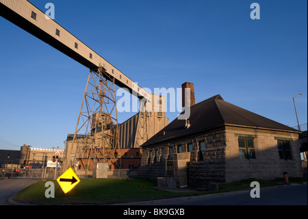 Industrielle Gebäude auf dem Gelände der Hafen von Montreal. Verlassene Kanada Maltage Silos im Hintergrund. Stockfoto