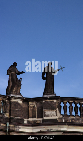 Skulpturen auf der Kirche Hofkirche, die katholische Kirche von der königlichen Gericht von Sachsen, Dresden, Sachsen, Deutschland Stockfoto