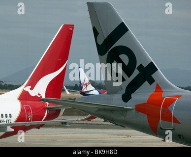 Tails der Billigfluglinie und Qantas Flugzeug auf einem australischen Flughafen Stockfoto