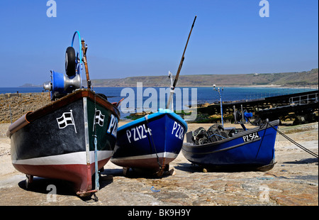 Angelboote/Fischerboote auf dem Slipway am Sennen Cove, Cornwall, uk Stockfoto