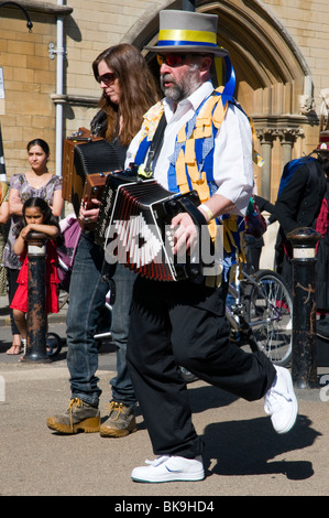 Morris Musiker spielen Tanzmusik, die Morris tanzen auf dem Oxford Folk Festival zu begleiten Stockfoto