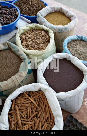 Gewürze in einem Gewürz-Shop in Kumily, Kerala, Indien. Stockfoto