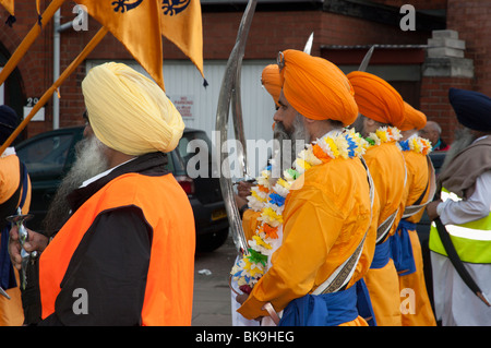 Vaisakhi Sikh-Prozession in Leicester, die Feier der Geburt des Khalsa, der Beginn der Erntezeit. Stockfoto