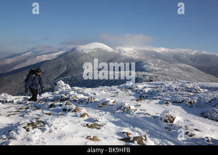 Ein Wanderer auf dem Gipfel des Mount Pierce in den White Mountains, New Hampshire, USA. Stockfoto