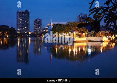 Asien, Südasien, Sri Lanka, Colombo, Cinnamon Gardens, Seema Malaka Tempel auf Beira Lake in der Abenddämmerung Stockfoto