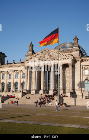 Flagge auf dem Reichstag in Berlin, Deutschland, Europa Stockfoto