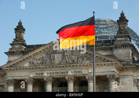 Flagge auf dem Reichstag in Berlin, Deutschland, Europa Stockfoto