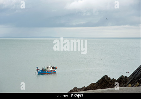 Ein Fischerboot vor Stackpole Quay in der Nähe von Barafundle Bay im Pembrokeshire Wales Stockfoto